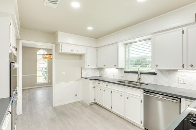 128 Catalpa Street, Lake Jackson, TX 77566