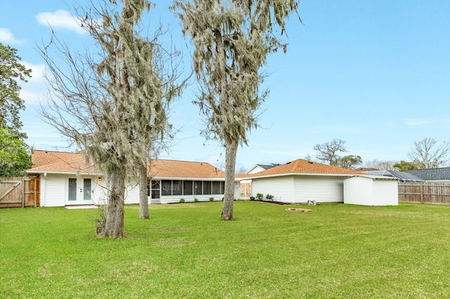 128 Catalpa Street, Lake Jackson, TX 77566