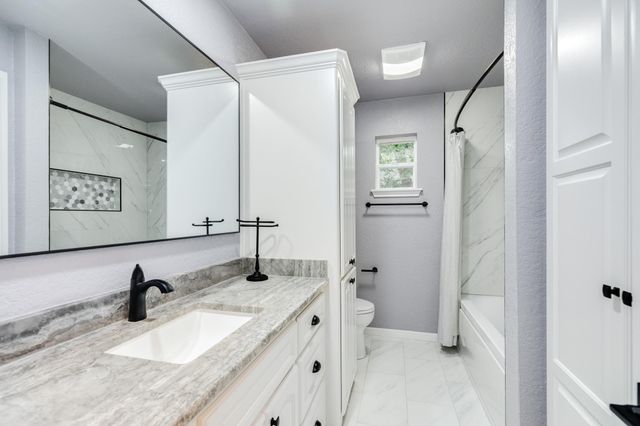 128 Catalpa Street, Lake Jackson, TX 77566