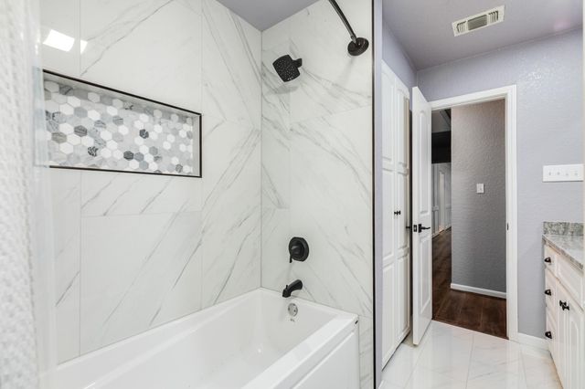 128 Catalpa Street, Lake Jackson, TX 77566