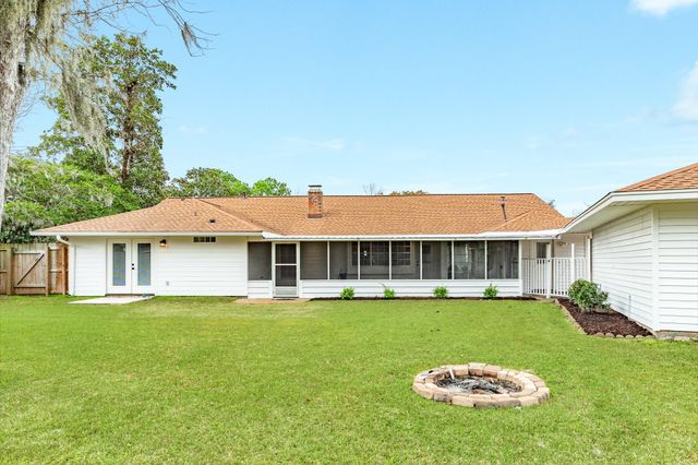 128 Catalpa Street, Lake Jackson, TX 77566