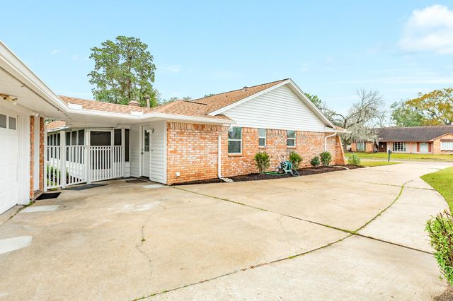 128 Catalpa Street, Lake Jackson, TX 77566
