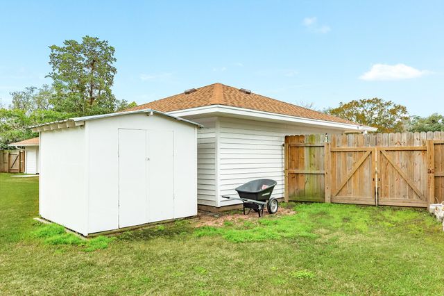 128 Catalpa Street, Lake Jackson, TX 77566