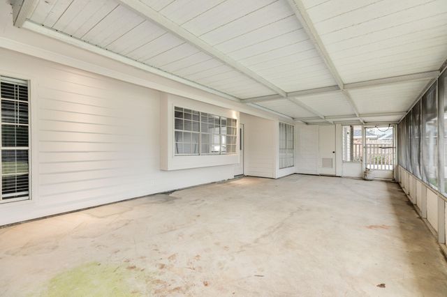 128 Catalpa Street, Lake Jackson, TX 77566