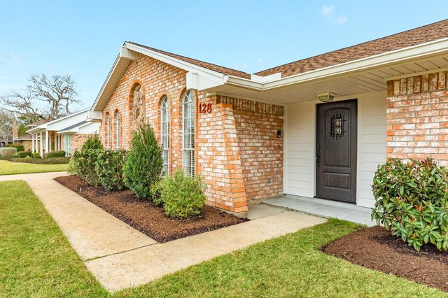 128 Catalpa Street, Lake Jackson, TX 77566
