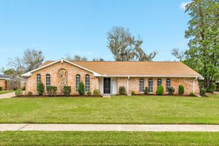 128 Catalpa Street, Lake Jackson, TX 77566