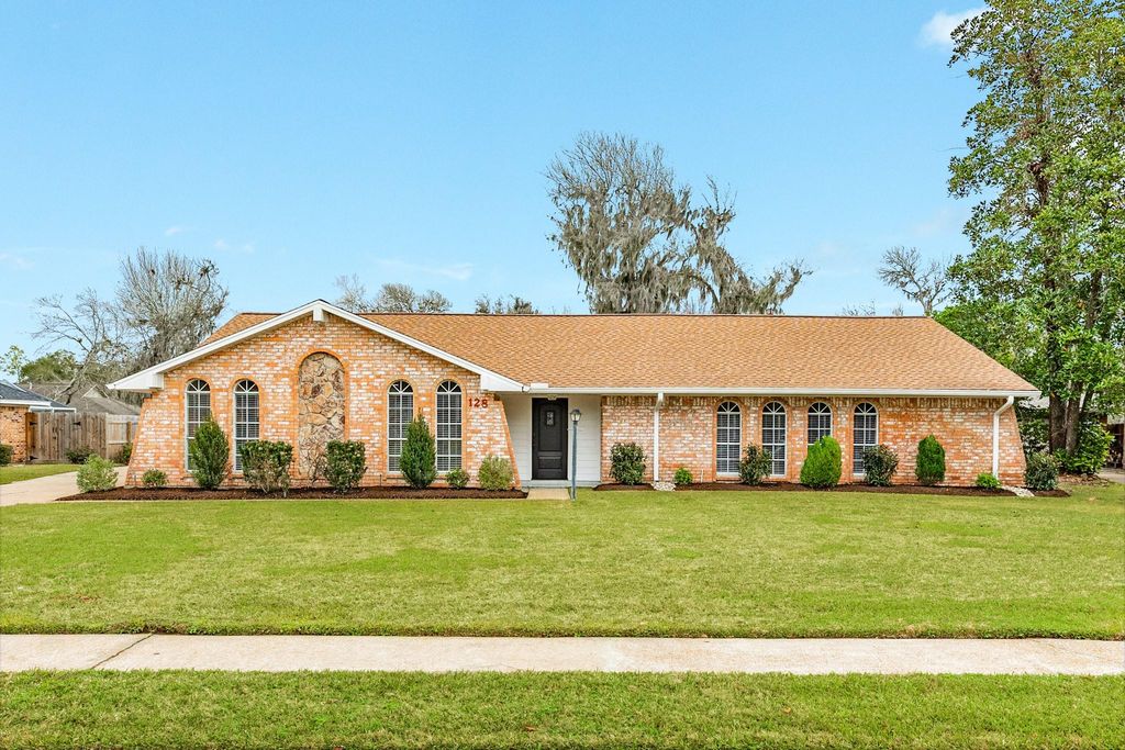 128 Catalpa Street, Lake Jackson, TX 77566