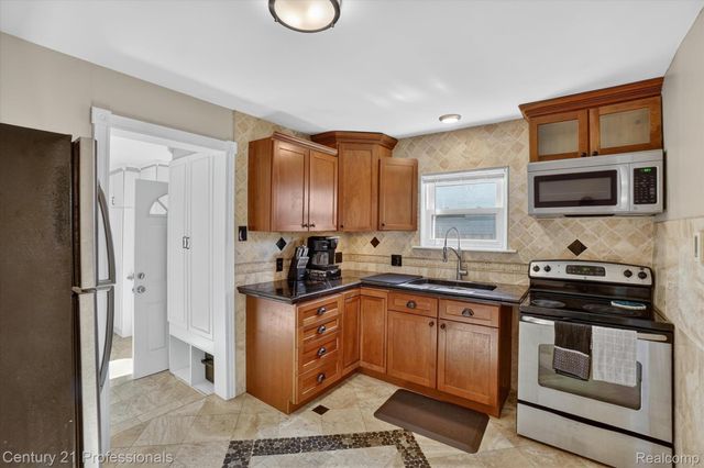 28524 7 Mile Road, Livonia, MI 48152