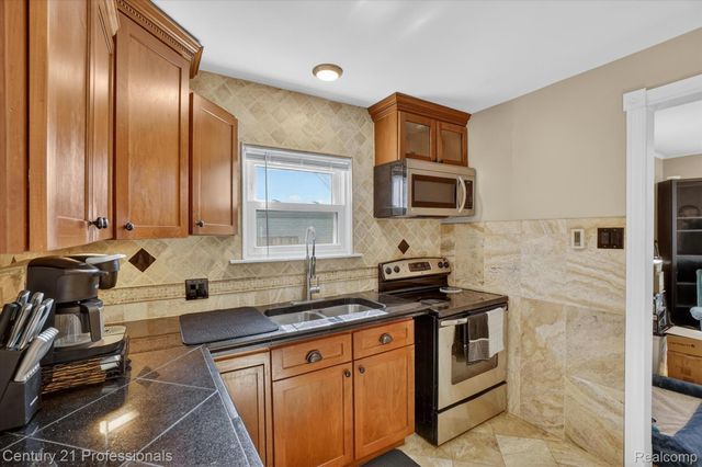 28524 7 Mile Road, Livonia, MI 48152