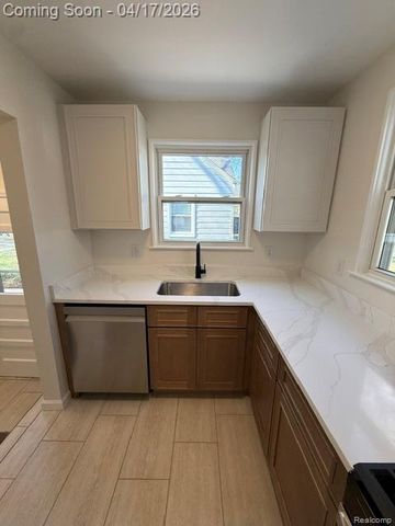 23261 Seneca Street, Oak Park, MI 48237