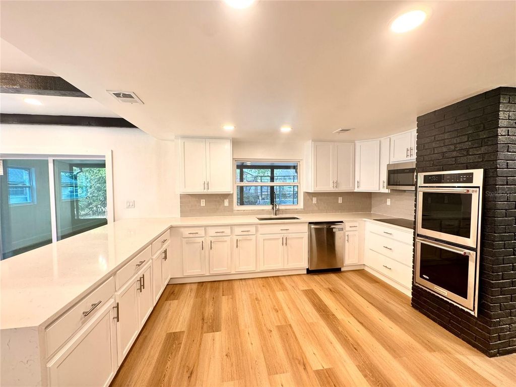 Image 5 of property listing at 14 GLENDALE DRIVE, Kissimmee, FL 34744