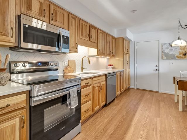 8 Rainbow Pond Dr 5, Walpole, MA 02081