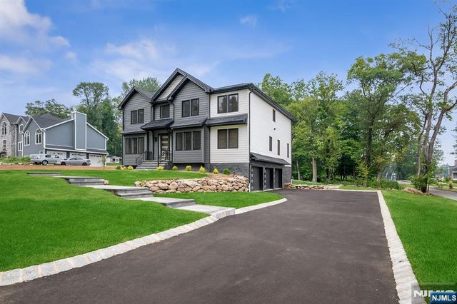 11 Eagles Nest Terrace, West Milford, NJ 07480