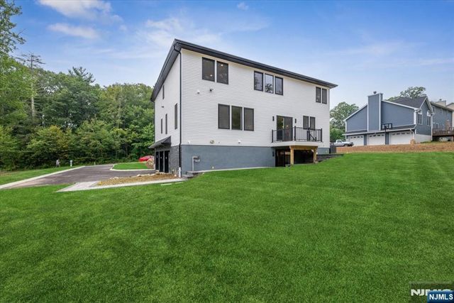 11 Eagles Nest Terrace, West Milford, NJ 07480