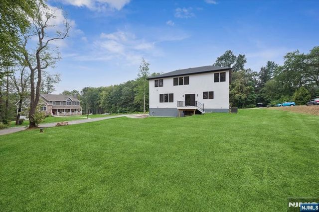 11 Eagles Nest Terrace, West Milford, NJ 07480