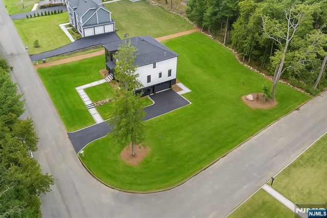 11 Eagles Nest Terrace, West Milford, NJ 07480