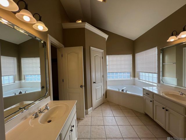 6400 Pelican Crossing Dr, Gonzales, LA 70737