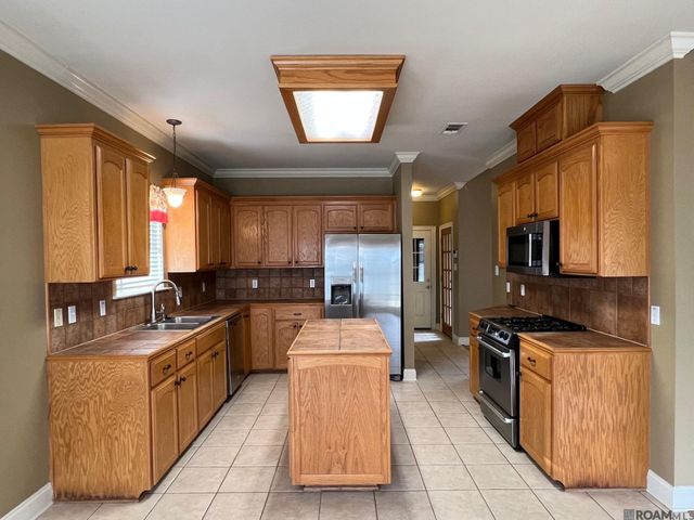 6400 Pelican Crossing Dr, Gonzales, LA 70737