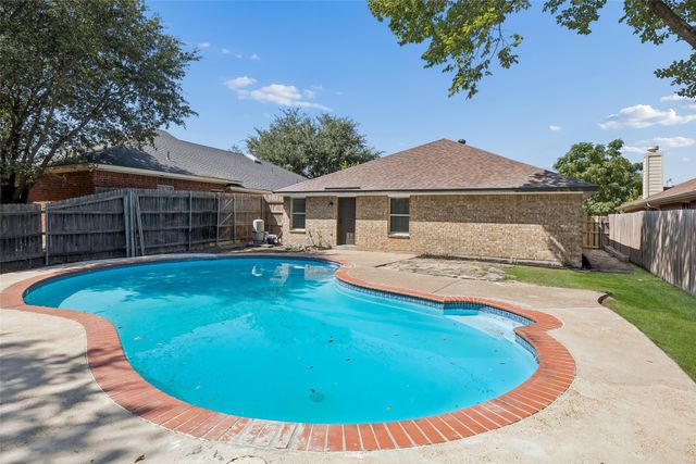 617 Forest Oaks Drive, Grand Prairie, TX 75052
