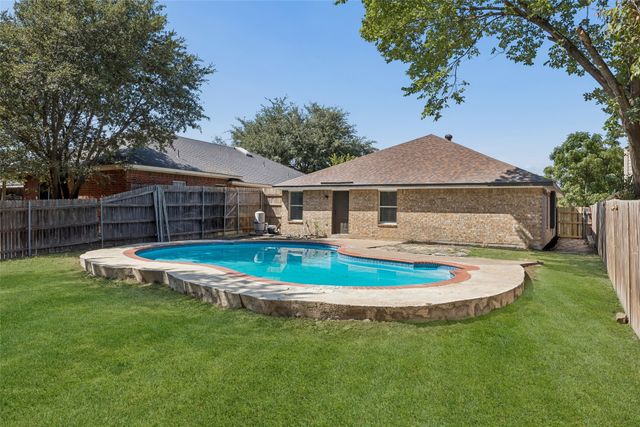 617 Forest Oaks Drive, Grand Prairie, TX 75052