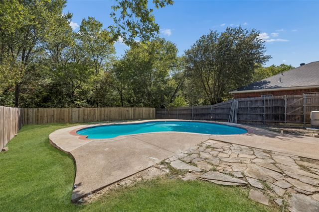 617 Forest Oaks Drive, Grand Prairie, TX 75052
