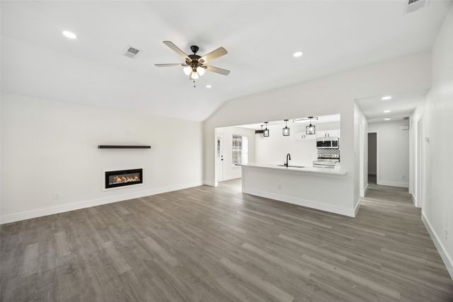 617 Forest Oaks Drive, Grand Prairie, TX 75052