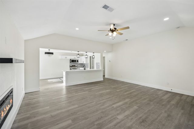 617 Forest Oaks Drive, Grand Prairie, TX 75052