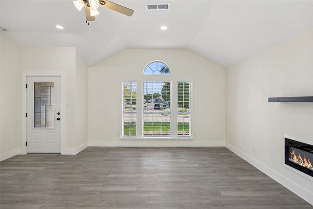 617 Forest Oaks Drive, Grand Prairie, TX 75052