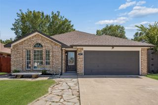 617 Forest Oaks Drive, Grand Prairie, TX 75052