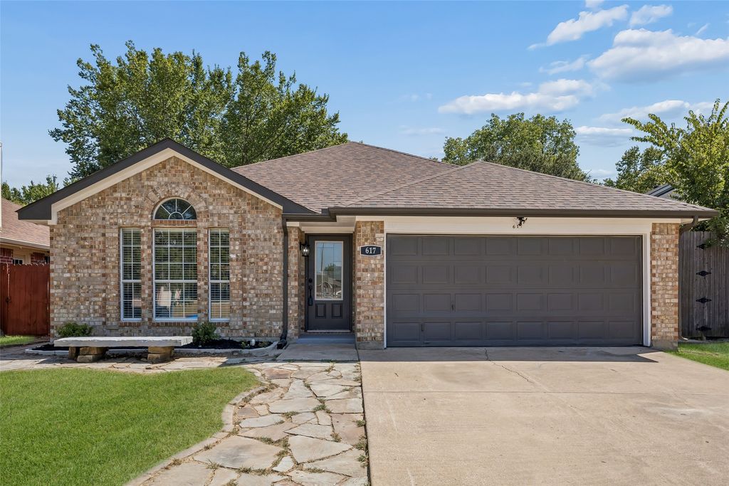 617 Forest Oaks Drive, Grand Prairie, TX 75052