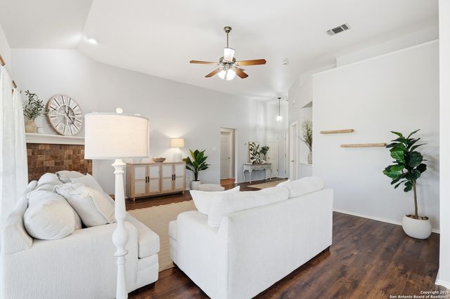 144 Las Palomas Dr, La Vernia, TX 78121