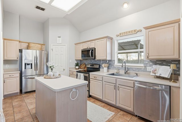 144 Las Palomas Dr, La Vernia, TX 78121