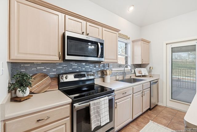 144 Las Palomas Dr, La Vernia, TX 78121