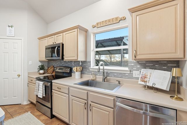 144 Las Palomas Dr, La Vernia, TX 78121