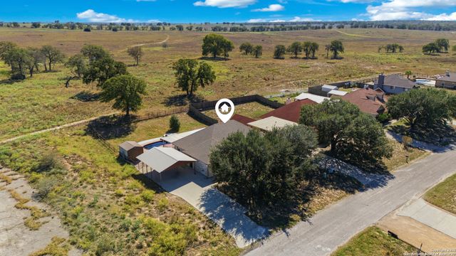 144 Las Palomas Dr, La Vernia, TX 78121