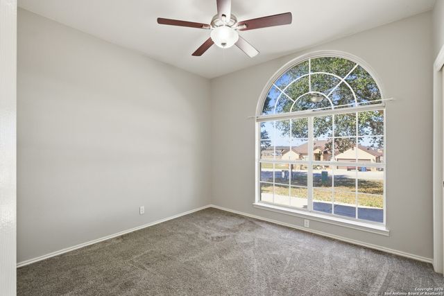 144 Las Palomas Dr, La Vernia, TX 78121