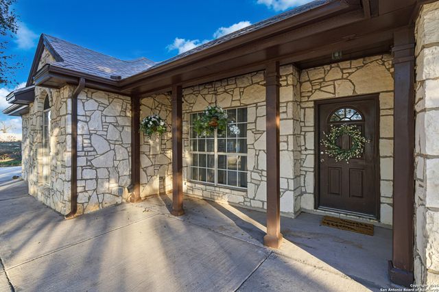 144 Las Palomas Dr, La Vernia, TX 78121