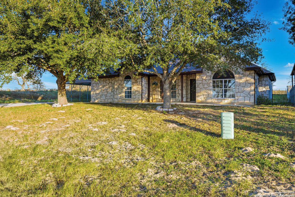 144 Las Palomas Dr, La Vernia, TX 78121