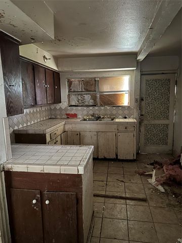 1117 3rd Avenue N, Texas City, TX 77590
