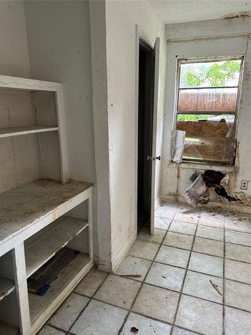 1117 3rd Avenue N, Texas City, TX 77590