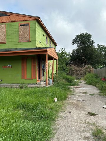 1117 3rd Avenue N, Texas City, TX 77590