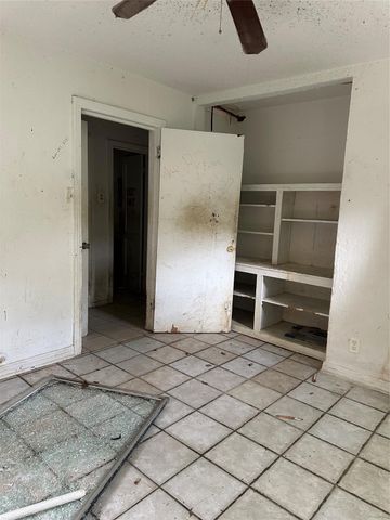 1117 3rd Avenue N, Texas City, TX 77590