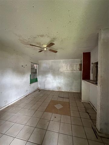 1117 3rd Avenue N, Texas City, TX 77590