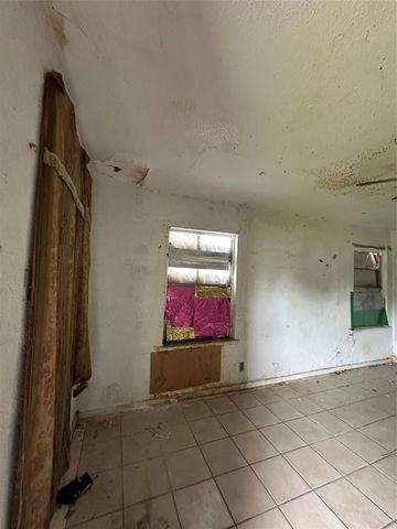 1117 3rd Avenue N, Texas City, TX 77590