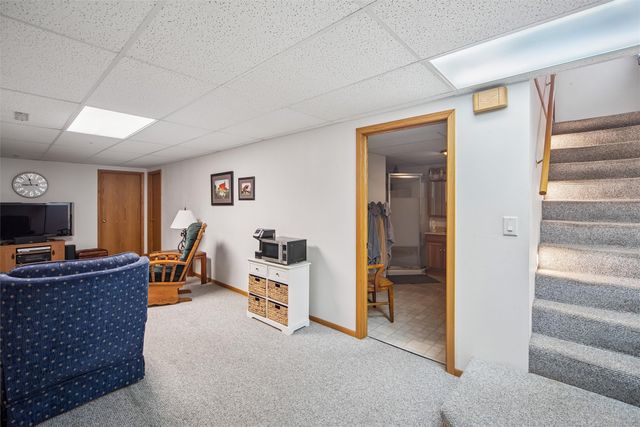 8429 Warren Drive, Des Moines, IA 50320