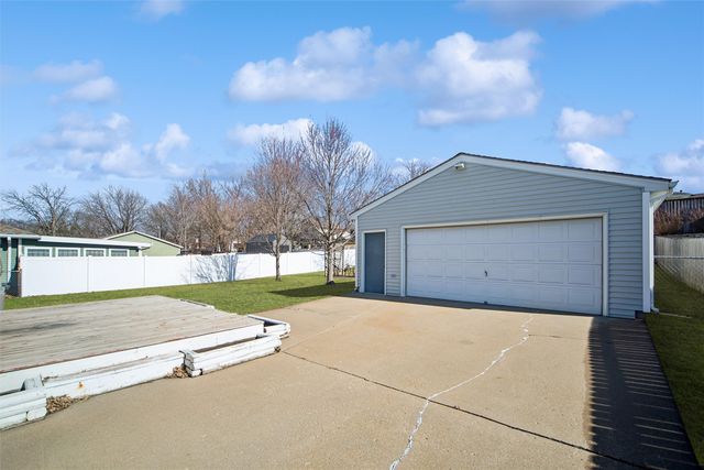 8429 Warren Drive, Des Moines, IA 50320