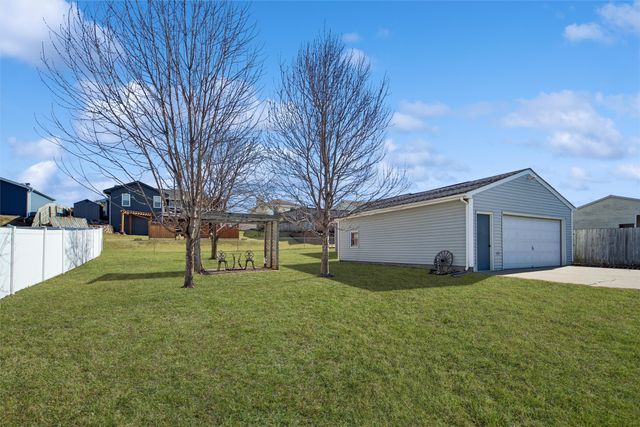 8429 Warren Drive, Des Moines, IA 50320