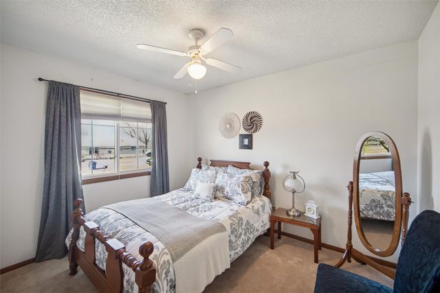 8429 Warren Drive, Des Moines, IA 50320