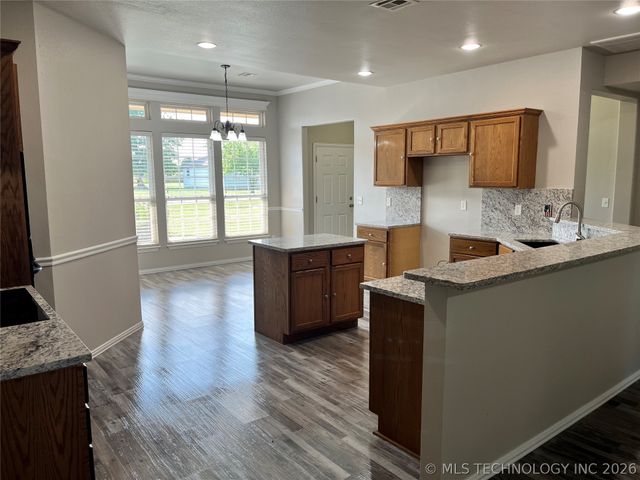 12047 N 193rd East Avenue, Collinsville, OK 74021