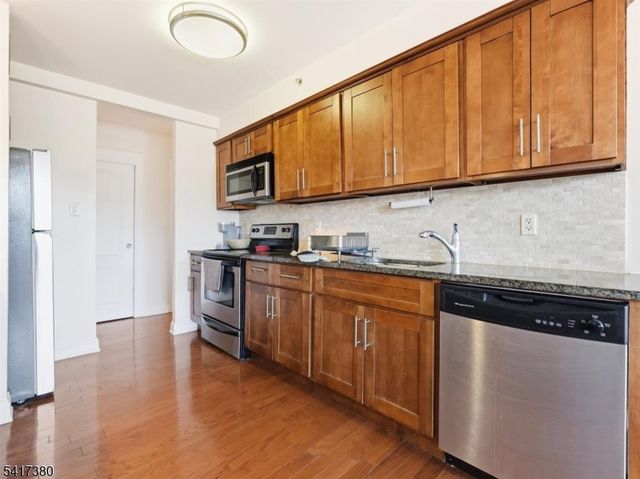 60 Parkway Dr, East Orange City, NJ 07017